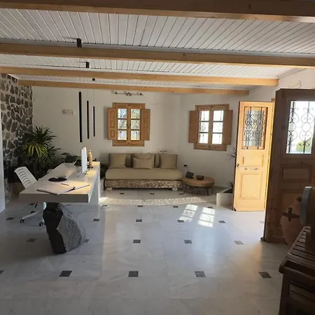 Phaos Santorini 酒店